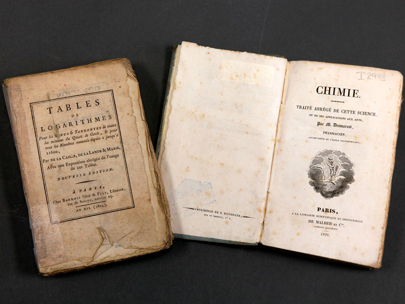 Tables de logarithmes pour les senus et tangentes de touttes les minutes du Quart de Cercle, et pour tous les nombre naturels depuis i jusqu'a 21600 / par De la Caille, De la Nade & Marie. Paris: Chez Barrois l'ain et fils, 1804. Signatura I 2994 / Chimie. Trait abrg de cette science et ses applications aux arts / par M. Desmarest. Paris: De Malher et compagnie, 1826. Signatura: I 2993