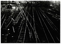 Realizando un trabajo de fotografa nocturna en B/N, realic esta toma desde un puente de la actual M-30 sobre todo el conglomerado de vas de entrada-salida de la estacin de Chamartn. Acababa de llover y permiti recoger los brillos en las vas con mejor detalle. La titul caminos de hierro. 2001 - Madrid- Entrada estacin Chamartin