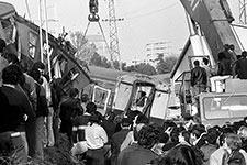 Accidente ferroviario en Les Franqueses del Valls del 6 de diciembre de 1979, provocado por la colisin de un tren de viajeros vaco, fuera de control y sin maquinista, con otro de viajeros que circulaba de Barcelona hacia Ripoll direccin Puigcerd, causando 18 muertos y 49 heridos. Imagen tomada por el periodista Miquel Riera i Planas, actual director adjunto de El Punt Avui, seleccionada del reportaje realizado por el autor de la imagen para El Punt diari, conservado en la signatura FE-0042 de la Fototeca del AHF - 06/12/1979 - Les Franqueses del Valls