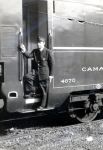 Retrato del conductor para labores de acompaamiento de viajeros de la Compaa Internacional Wagons Lits, Joaqun Garay lvarez, posando en las escaleras de acceso al coche cama n 4670 de una composicin detenida en la estacin de Madrid - Prncipe Po (1968)