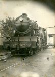 El maquinista, Vicente Muoz Serrano, posando en primer plano junto a un fogonero sin identificar sobre la locomotora de vapor 1712 de la serie 1701 a 1795 de la Compaa MZA, fabricada por la Maquinita Terrestre y Martima en 1925 y renumerada en RENFE dentro de la serie 241-2001 a 2095. - ca. dcada 1920 - Madrid