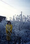 M Concepcin Garca Gonzlez, Montador Elctrico de Instalaciones de Seguridad de RENFE, posando con la llegada de las heladas entre la vegetacin prxima a la va en Cabezn de Pisuerga (Valladolid) - 1988 - Cabezn de Pisuerga (Valladolid)