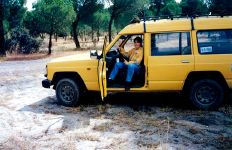 M Concepcin Garca Gonzlez, personal de Instalaciones de Seguridad Elctricas de RENFE, posando en el interior del coche asignado al personal de seales, un Nissan Patrol, entre Valdestillas y Viana de Cega (Valladolid) - 1995 - Provincia de Valladolid