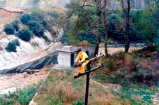 M Isabel Snchez Gonzlez, oficial de Telecomunicaciones de RENFE, subida en un poste de telecomunicaciones mientras realiza su trabajo a la altura de Areta - marzo 1989 - Areta (lava)