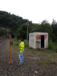 M Isabel Snchez Gonzlez, oficial de Telecomunicaciones de ADIF, utilizando un telfono de campaa desde un conector de la lnea situado en el p.k. 189,94 de la lnea de Castejn a Bilbao, entre las estaciones de Lezama e Inoso, junto a la caseta P.F.17 del equipo Tren - Tierra , sistema analgico de radiotelefona utilizado para comunicar trenes con el puesto de mando, y al fondo puede observarse la boca de un tnel - 20/06/2019 - Entre las localidades de Lezama (Vizcaya) e Inoso (lava)