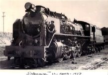 Personal ferroviario, a la izquierda Francisco Ibarra Navarro, nacido en Baza en 1905 y trabajador de RENFE para el mantenimiento y sustitucin del recubrimiento refractario de las calderas de locomotoras tipo Mikado, posando en la locomotora de vapor tipo Mikado 141 F, en el depsito de mquinas de la estacin de Salamanca (24/08/1957)