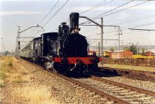 Composicin de viajeros del conocido como Tren Turstico Camino de Santiago o Tren del Romnico Palentino entre Venta de Baos y Frmista (Palencia), promovido por el Patronato Provincial de Turismo de Palencia en colaboracin con la Asociacin Ventea de Amigos del Ferrocarril (AVENFER) y la empresa Algestur, remolcada por la locomotora de vapor 040 - 2184 de RENFE Verraco, ex Norte 2723 - 2009 - Provincia de Palencia