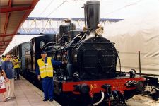 Composicin de viajeros del conocido como Tren Turstico Camino de Santiago o Tren del Romnico Palentino entre Venta de Baos y Frmista (Palencia), promovido por el Patronato Provincial de Turismo de Palencia en colaboracin con la Asociacin Ventea de Amigos del Ferrocarril (AVENFER) y la empresa Algestur, remolcada por la locomotora de vapor 040 - 2184 de RENFE Verraco, ex Norte 2723, y detenida en la estacin de Venta de Baos - 2006 - Venta de Baos (Palencia)